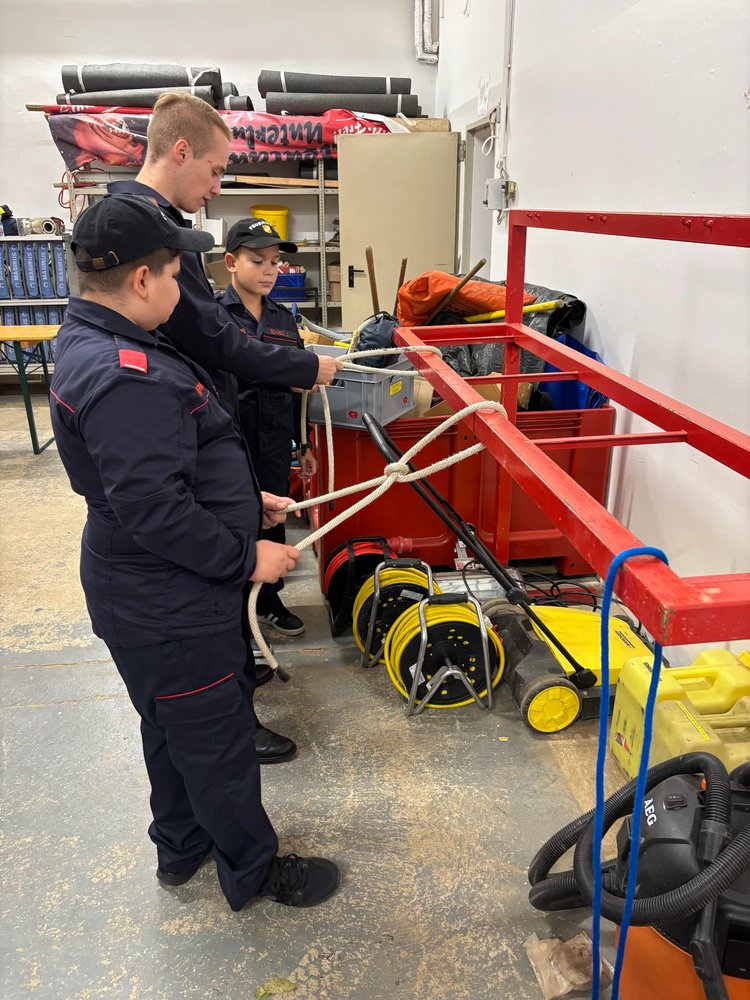 🚒👨‍🚒 Unsere Feuerwehrjugend übt fleißig für den Wissenstest! 🚒👨‍🚒