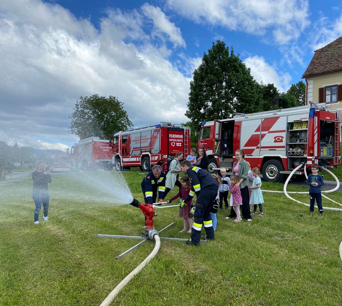 Feuerwehr hautnah: Zu Besuch bei Kindergrippe, Kindergarten und Volksschule 🚒🧯