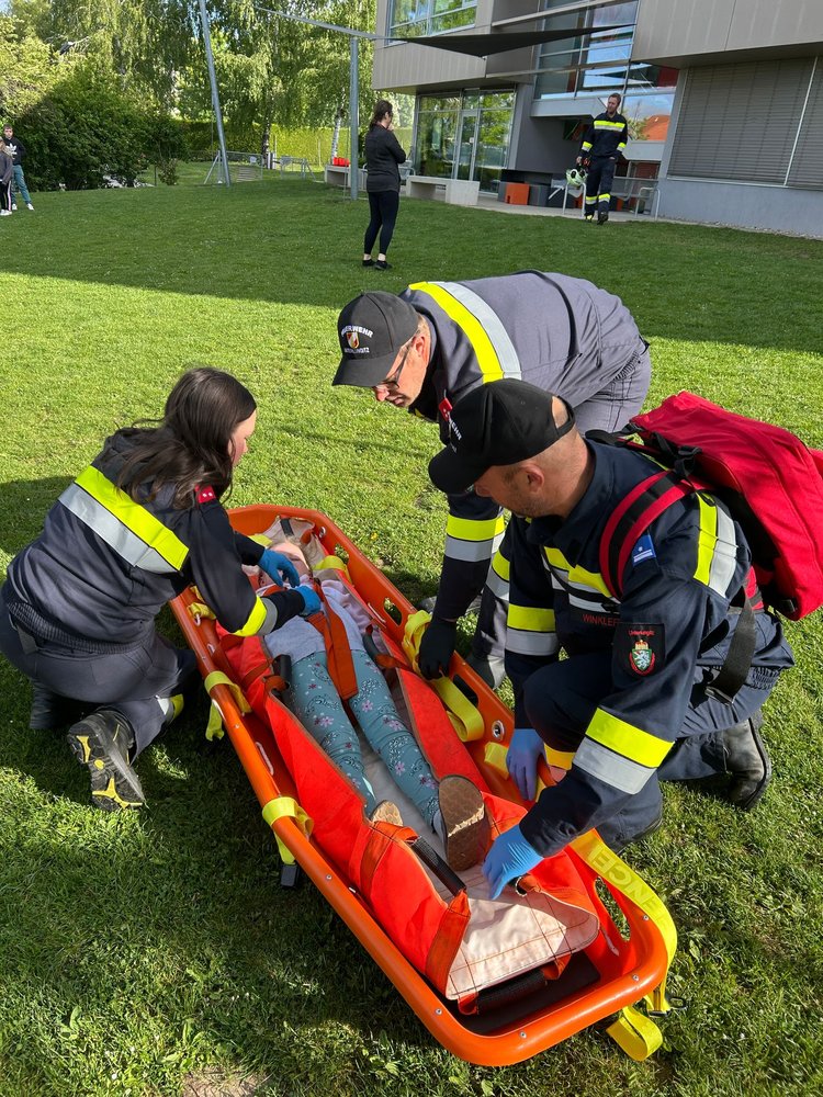Feuerwehr hautnah: Zu Besuch bei Kindergrippe, Kindergarten und Volksschule 🚒🧯