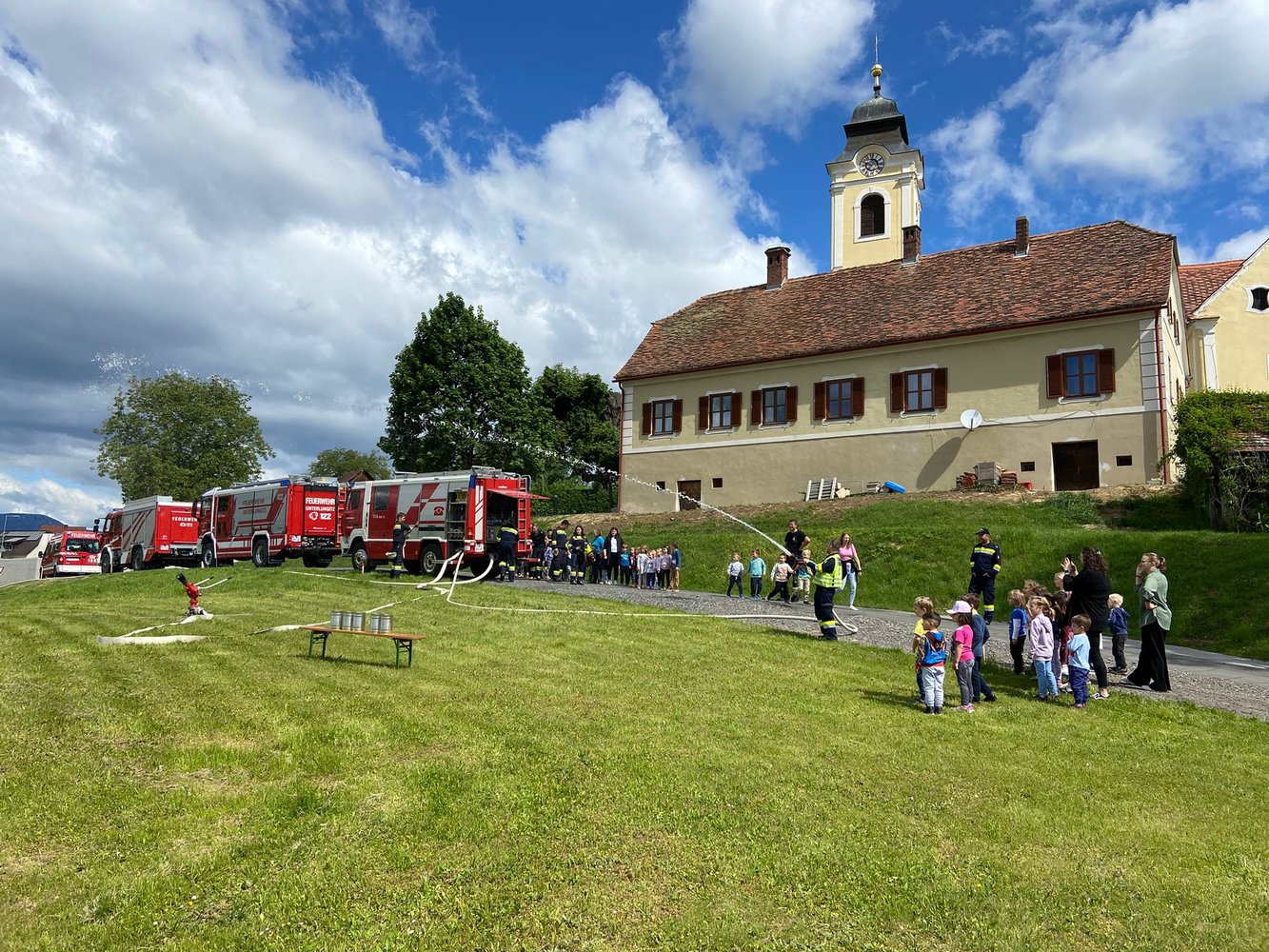 Feuerwehr hautnah: Zu Besuch bei Kindergrippe, Kindergarten und Volksschule 🚒🧯