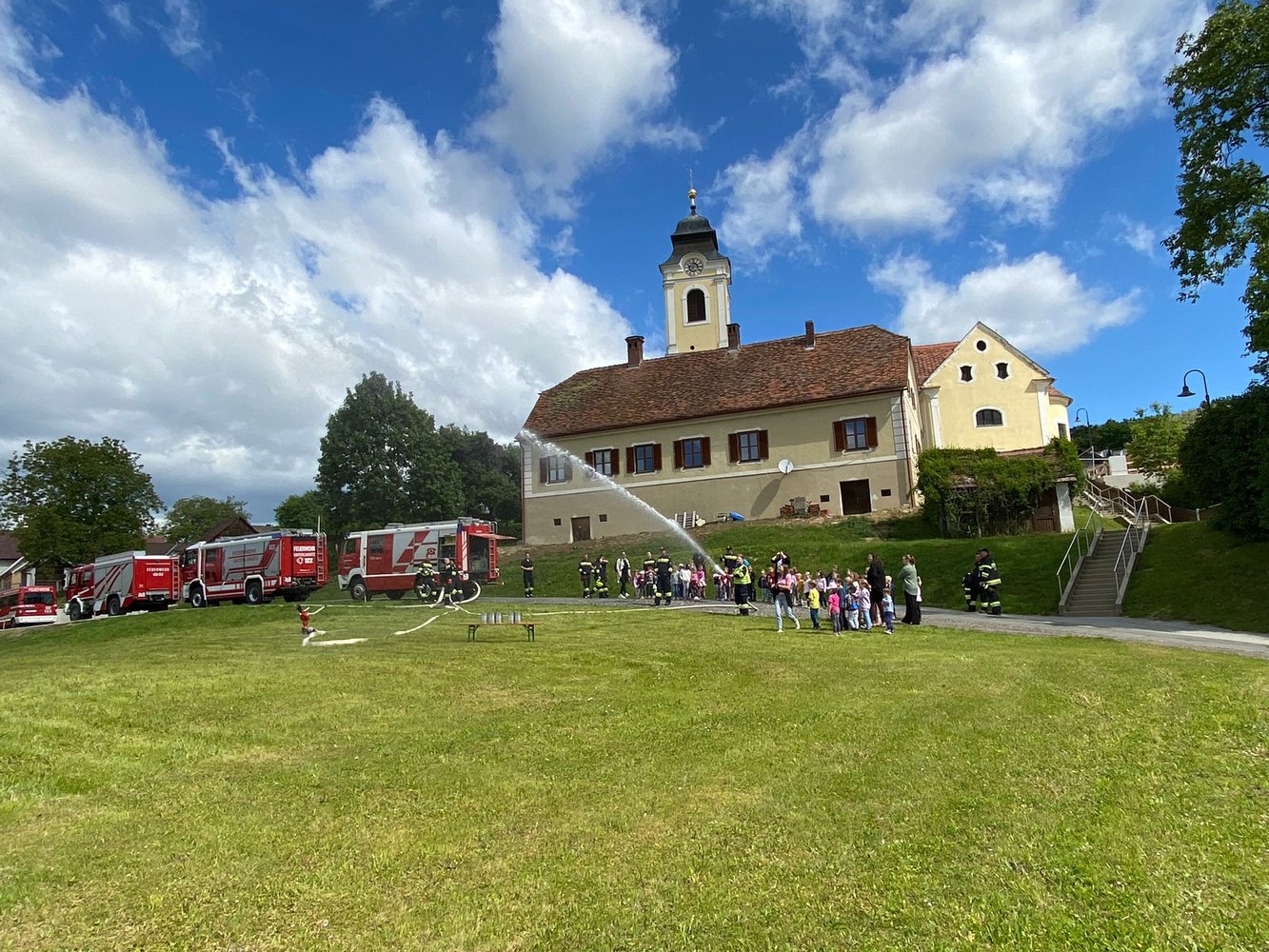 Feuerwehr hautnah: Zu Besuch bei Kindergrippe, Kindergarten und Volksschule 🚒🧯