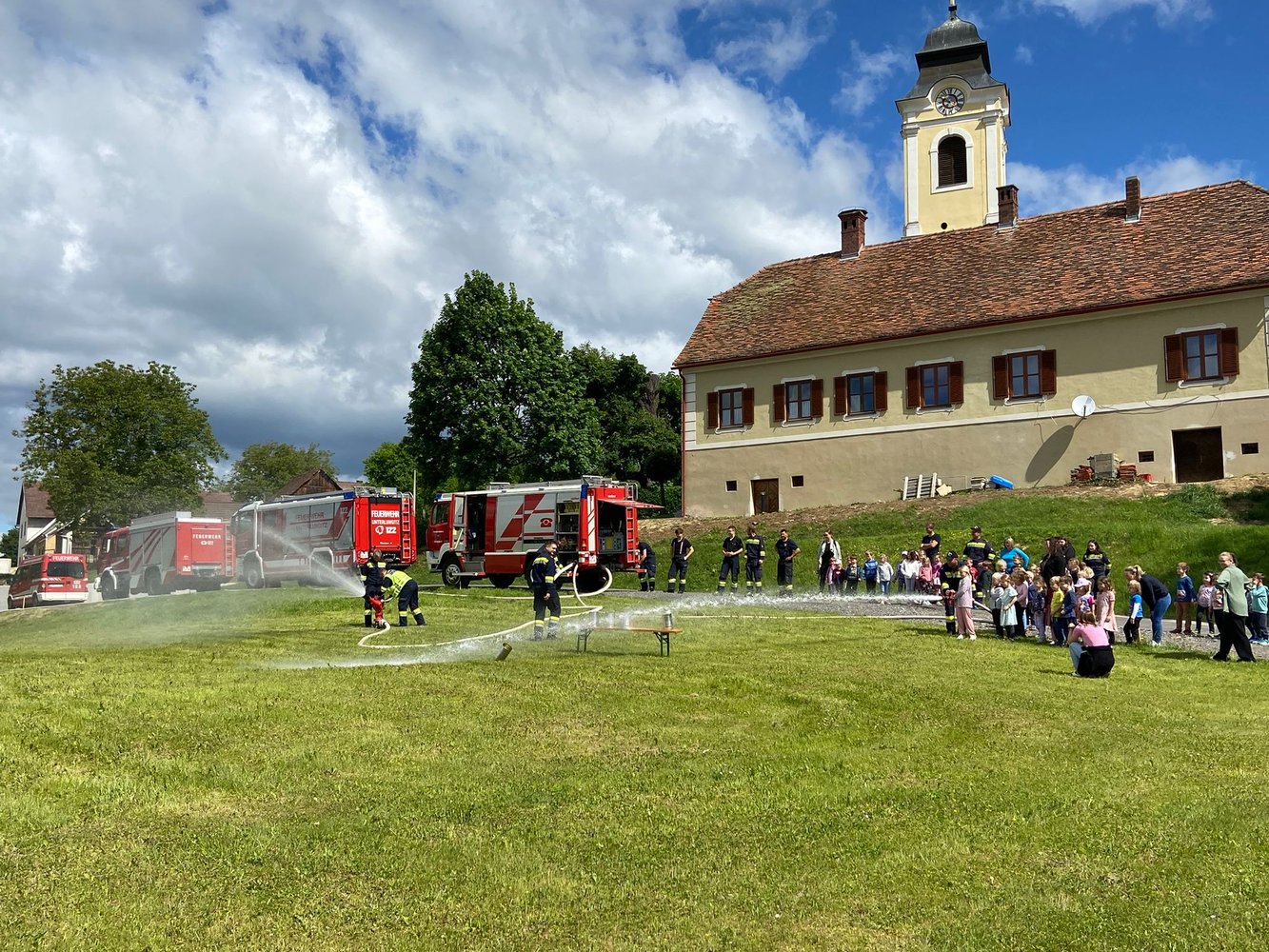 Feuerwehr hautnah: Zu Besuch bei Kindergrippe, Kindergarten und Volksschule 🚒🧯