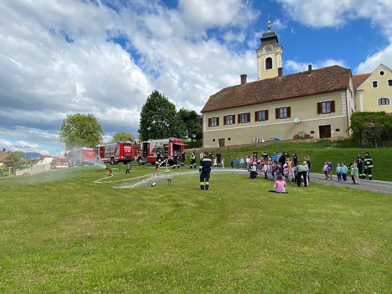 Feuerwehr hautnah: Zu Besuch bei Kindergrippe, Kindergarten und Volksschule 🚒🧯