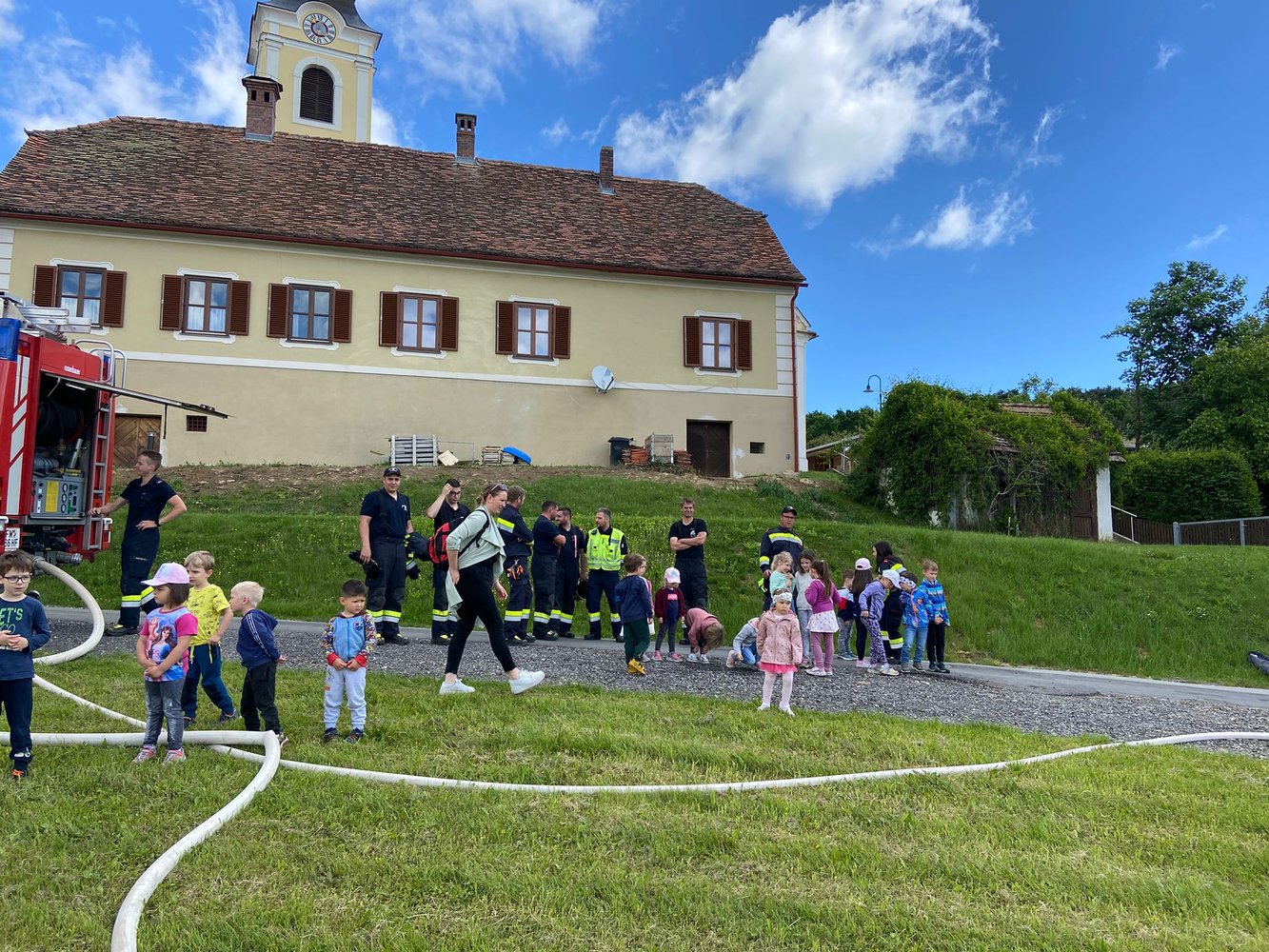 Feuerwehr hautnah: Zu Besuch bei Kindergrippe, Kindergarten und Volksschule 🚒🧯