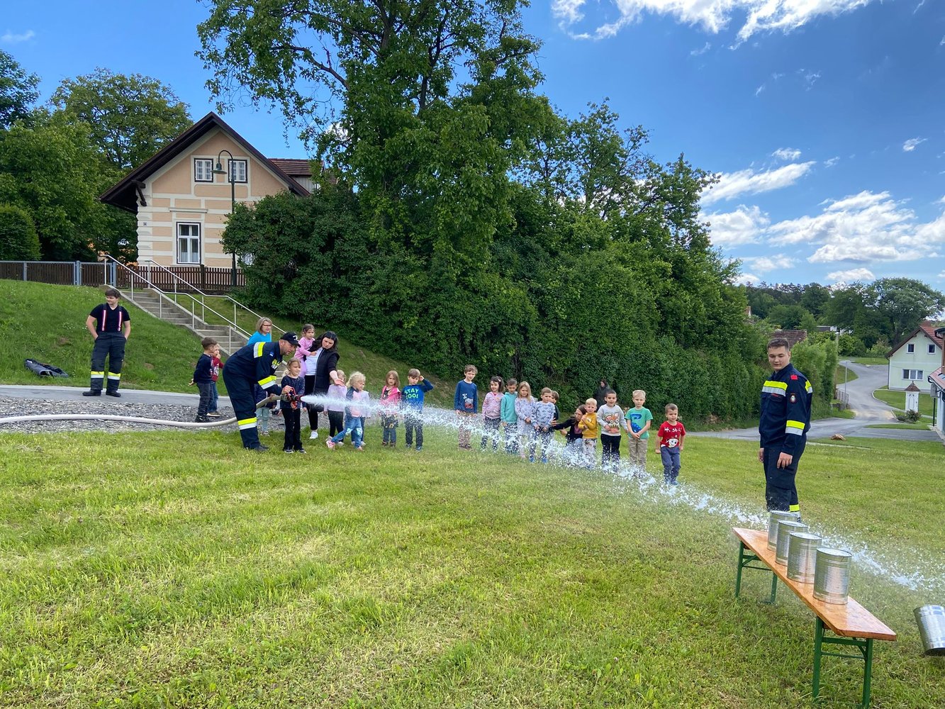 Feuerwehr hautnah: Zu Besuch bei Kindergrippe, Kindergarten und Volksschule 🚒🧯