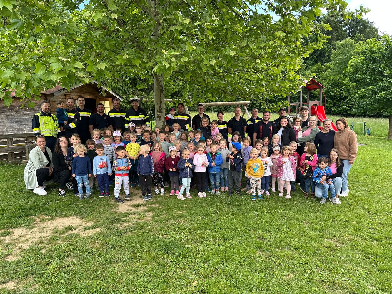 Feuerwehr hautnah: Zu Besuch bei Kindergrippe, Kindergarten und Volksschule 🚒🧯