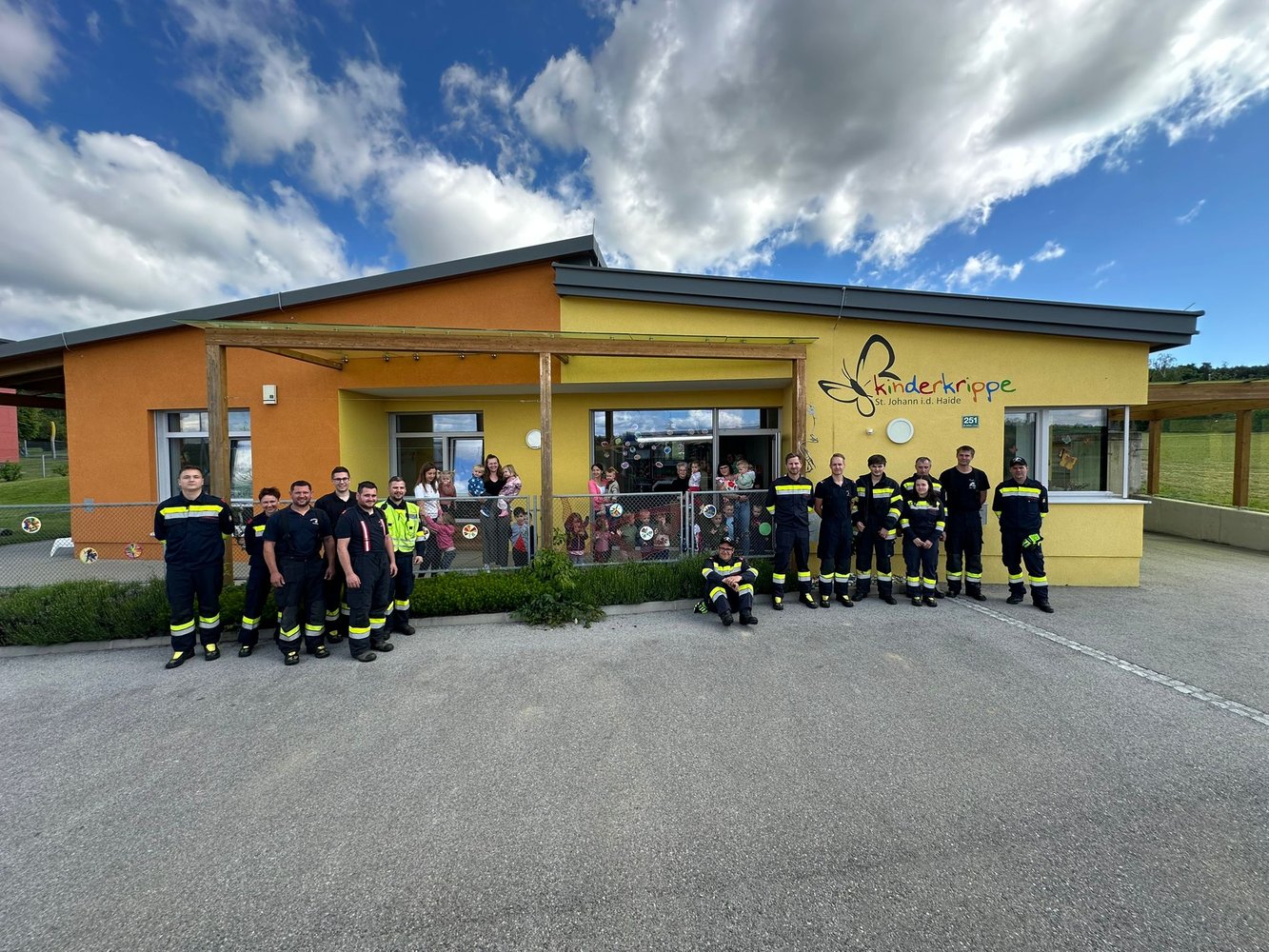 Feuerwehr hautnah: Zu Besuch bei Kindergrippe, Kindergarten und Volksschule 🚒🧯
