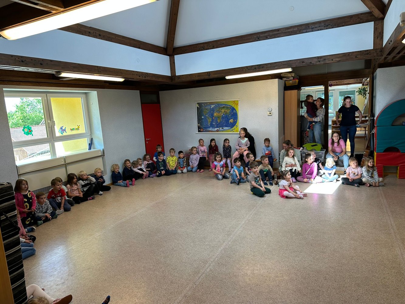 Feuerwehr hautnah: Zu Besuch bei Kindergrippe, Kindergarten und Volksschule 🚒🧯