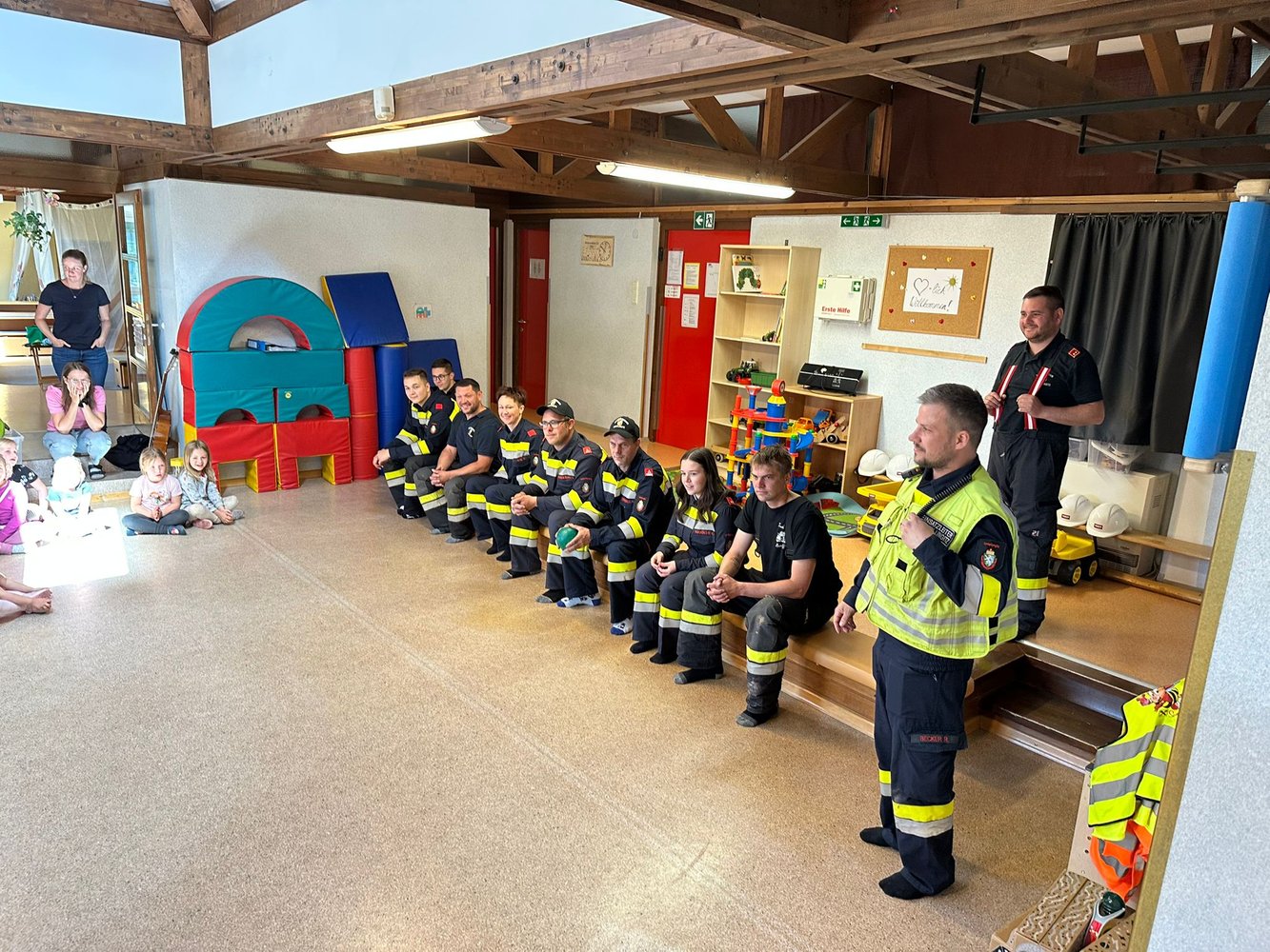 Feuerwehr hautnah: Zu Besuch bei Kindergrippe, Kindergarten und Volksschule 🚒🧯