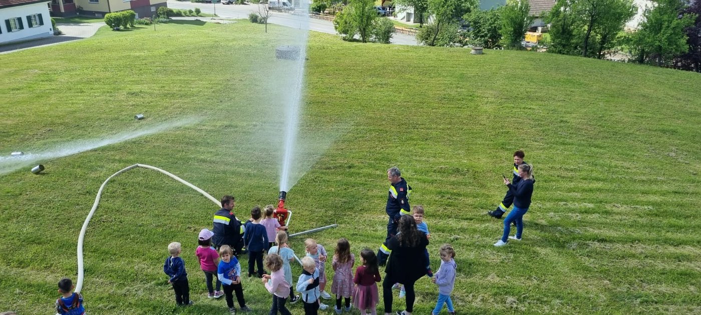 Feuerwehr hautnah: Zu Besuch bei Kindergrippe, Kindergarten und Volksschule 🚒🧯
