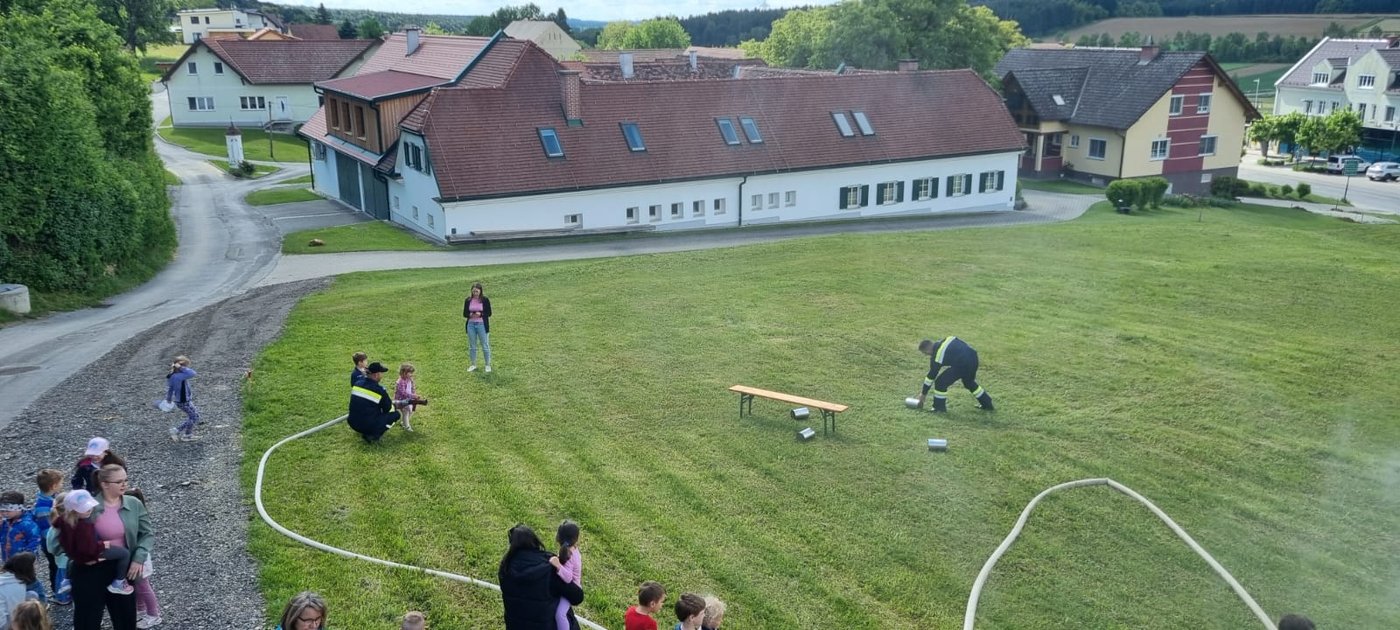 Feuerwehr hautnah: Zu Besuch bei Kindergrippe, Kindergarten und Volksschule 🚒🧯
