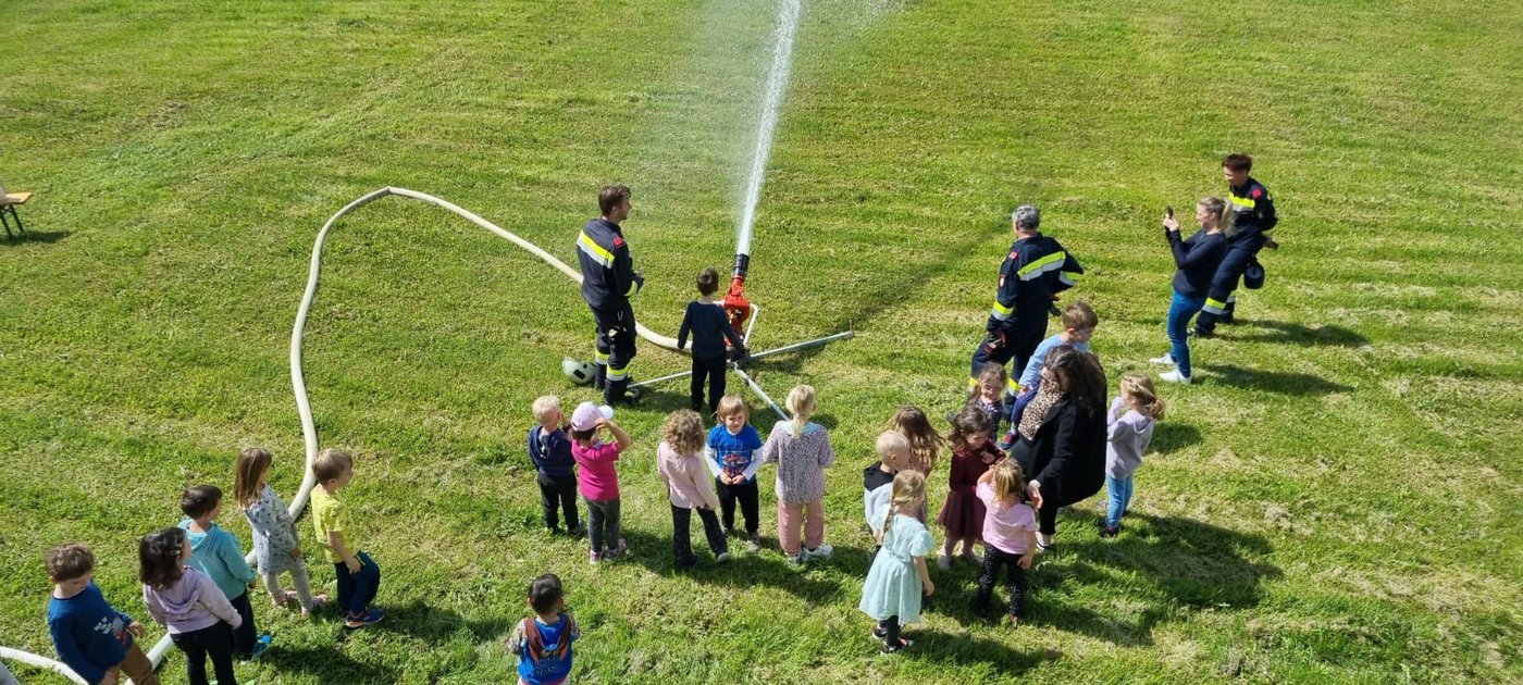 Feuerwehr hautnah: Zu Besuch bei Kindergrippe, Kindergarten und Volksschule 🚒🧯