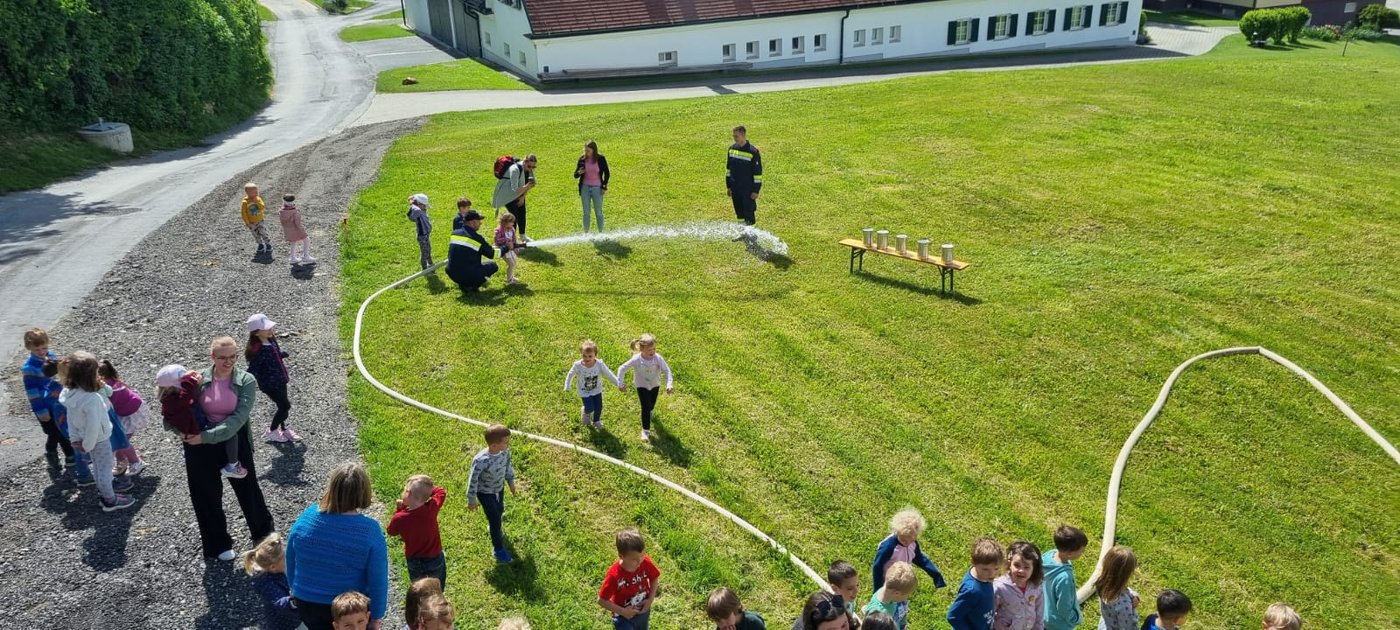 Feuerwehr hautnah: Zu Besuch bei Kindergrippe, Kindergarten und Volksschule 🚒🧯