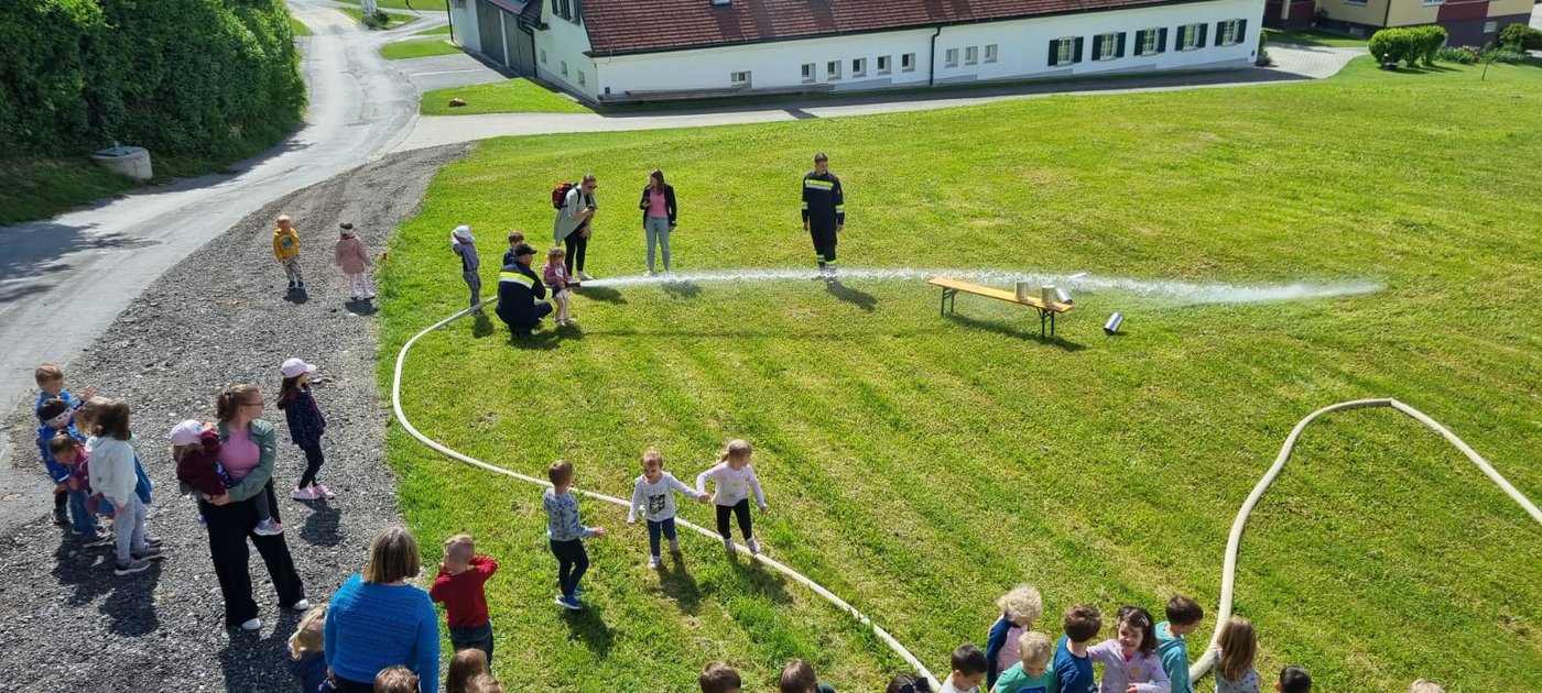 Feuerwehr hautnah: Zu Besuch bei Kindergrippe, Kindergarten und Volksschule 🚒🧯