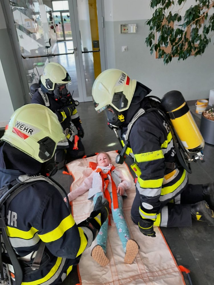 Feuerwehr hautnah: Zu Besuch bei Kindergrippe, Kindergarten und Volksschule 🚒🧯