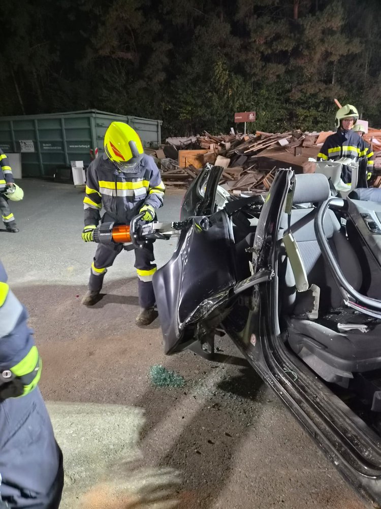 Technische Übung: Verkehrsunfall mit eingeklemmter Person