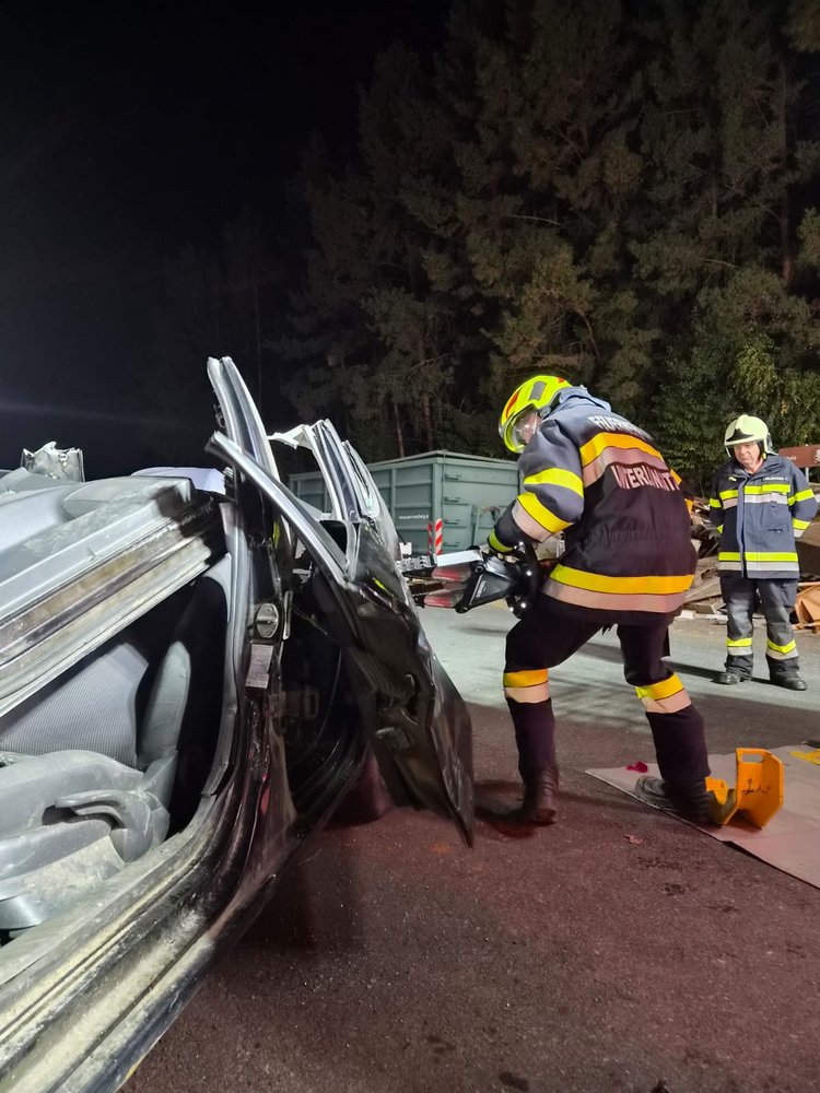 Technische Übung: Verkehrsunfall mit eingeklemmter Person