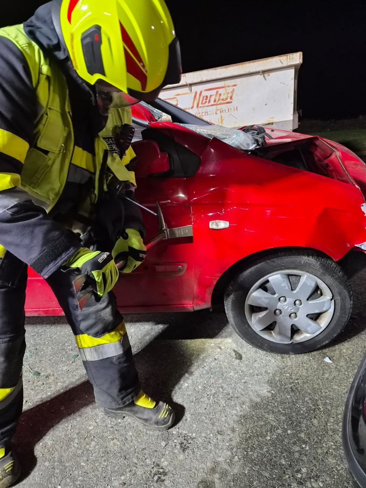 Technische Übung: Verkehrsunfall mit eingeklemmter Person